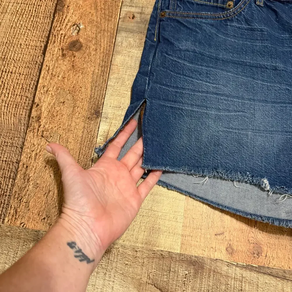 Levi's 501 Women's Dark Denim 100% Cotton Button Fly Shorts Sz 31 Festival Boho